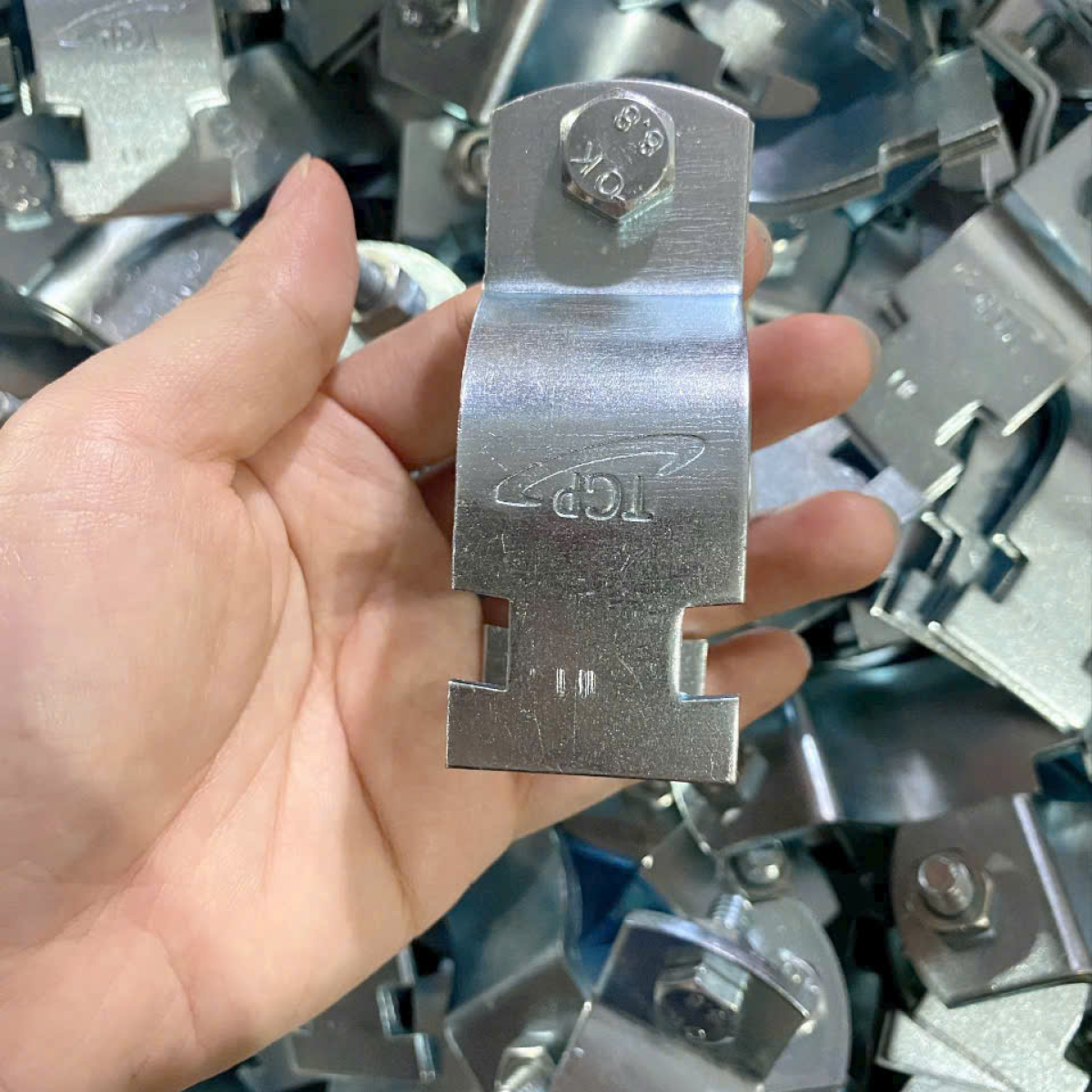 Kẹp ống EMT / Kẹp Unistrut